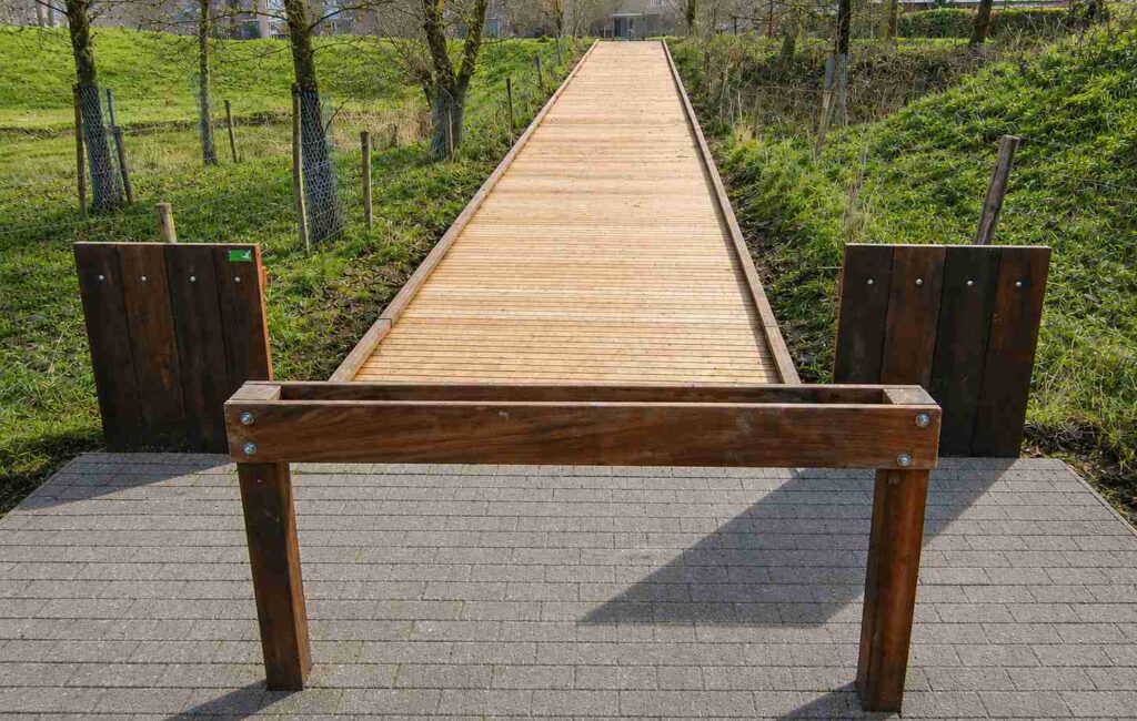 Loopbrug in wandelgebied Diependaal